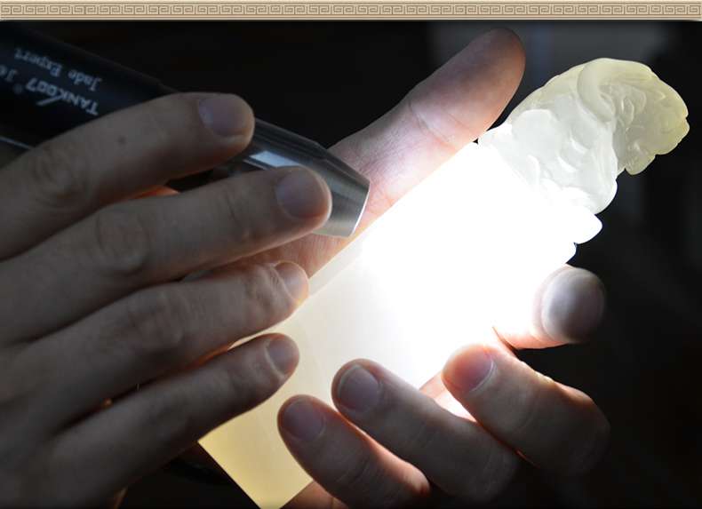 照玉強(qiáng)光手電筒不只可以鑒定琥珀，還可以鑒別各種的玉石、原石