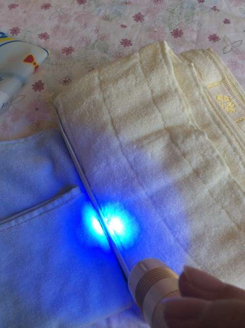  寶媽買了紫光手電，衣服上好多熒光劑，看的心慌害怕