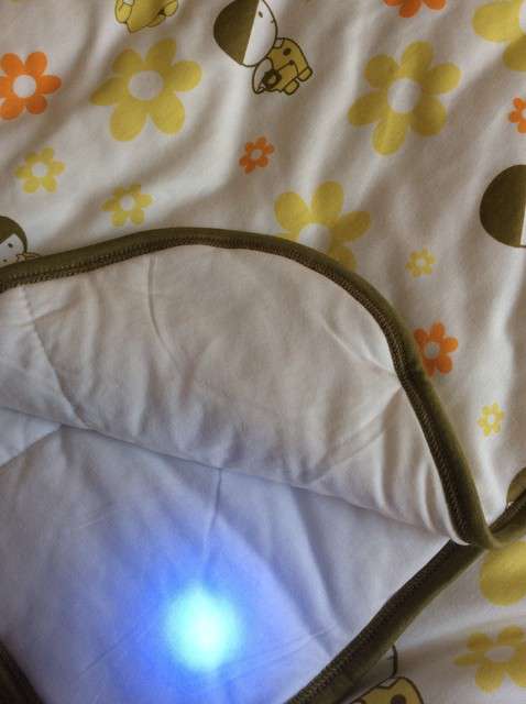  寶媽買了紫光手電，衣服上好多熒光劑，看的心慌害怕