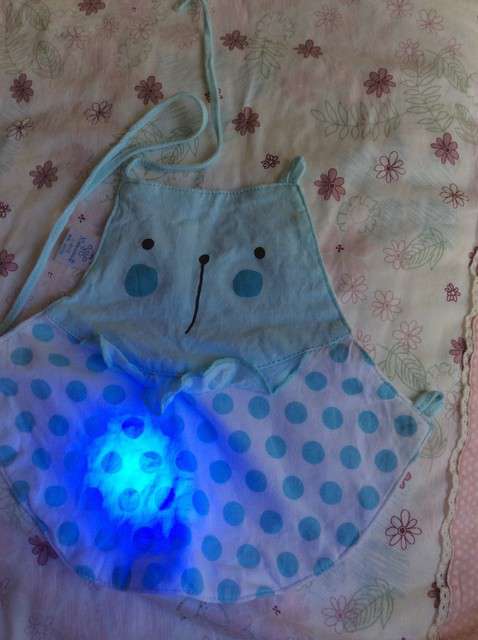  寶媽買了紫光手電，衣服上好多熒光劑，看的心慌害怕