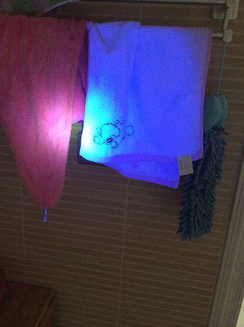  寶媽買了紫光手電，衣服上好多熒光劑，看的心慌害怕